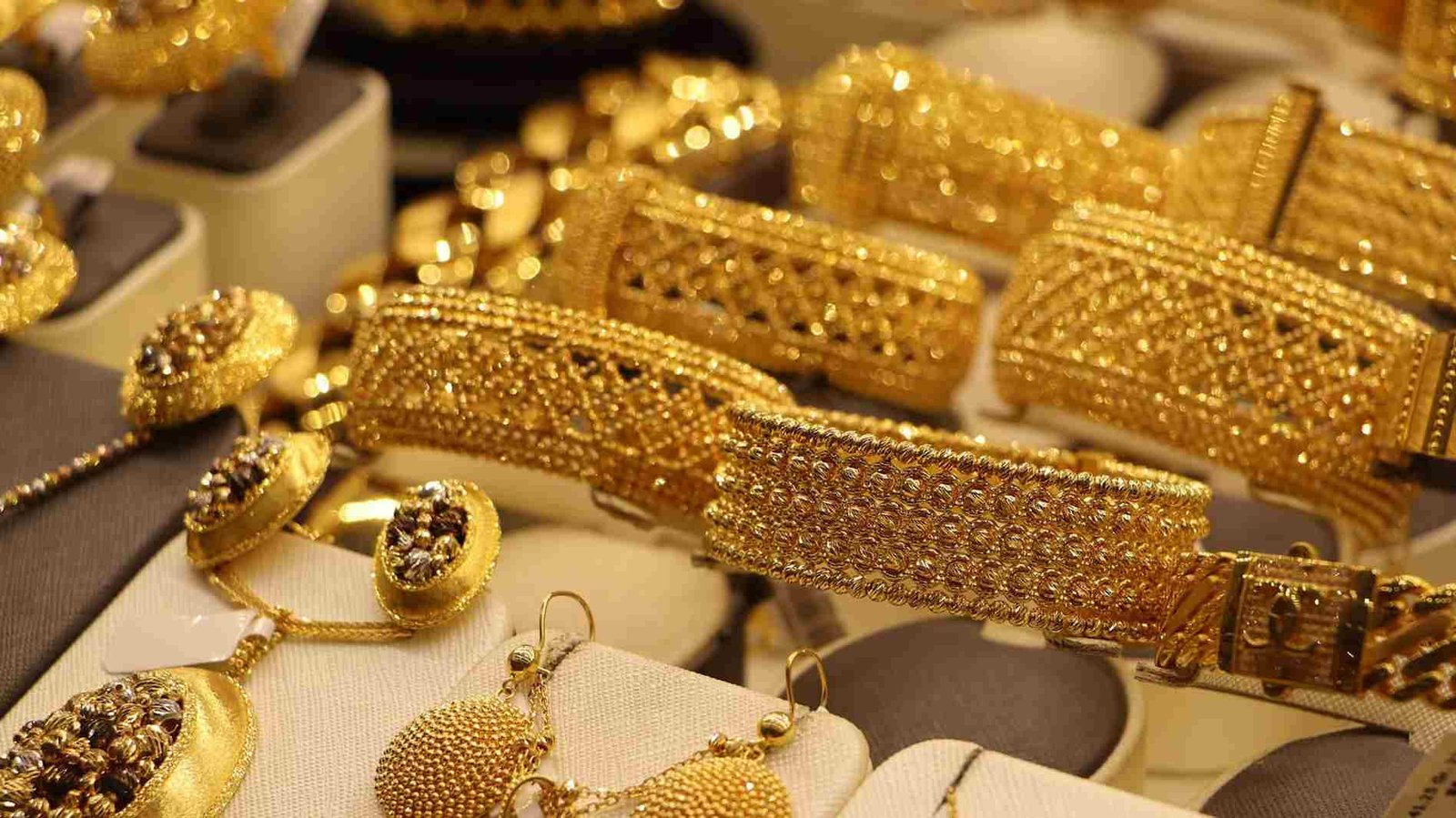Why Do Girls Wear Chokers? Exploring Fashion, History, and Symbolism